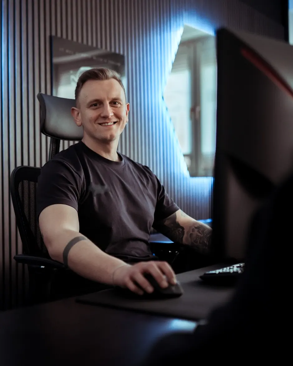 Maxi Schinck am Schreibtisch beim Arbeiten an einer Website